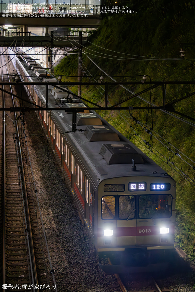【メトロ】18000系18116Fの東急9000系9013F(赤帯)により回送
