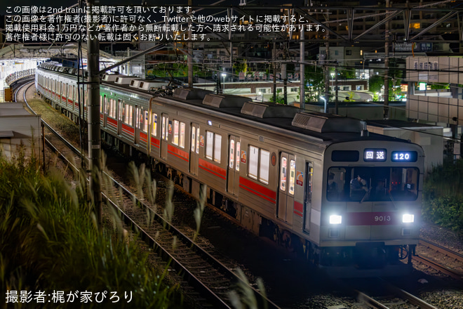 【メトロ】18000系18116Fの東急9000系9013F(赤帯)により回送を不明で撮影した写真