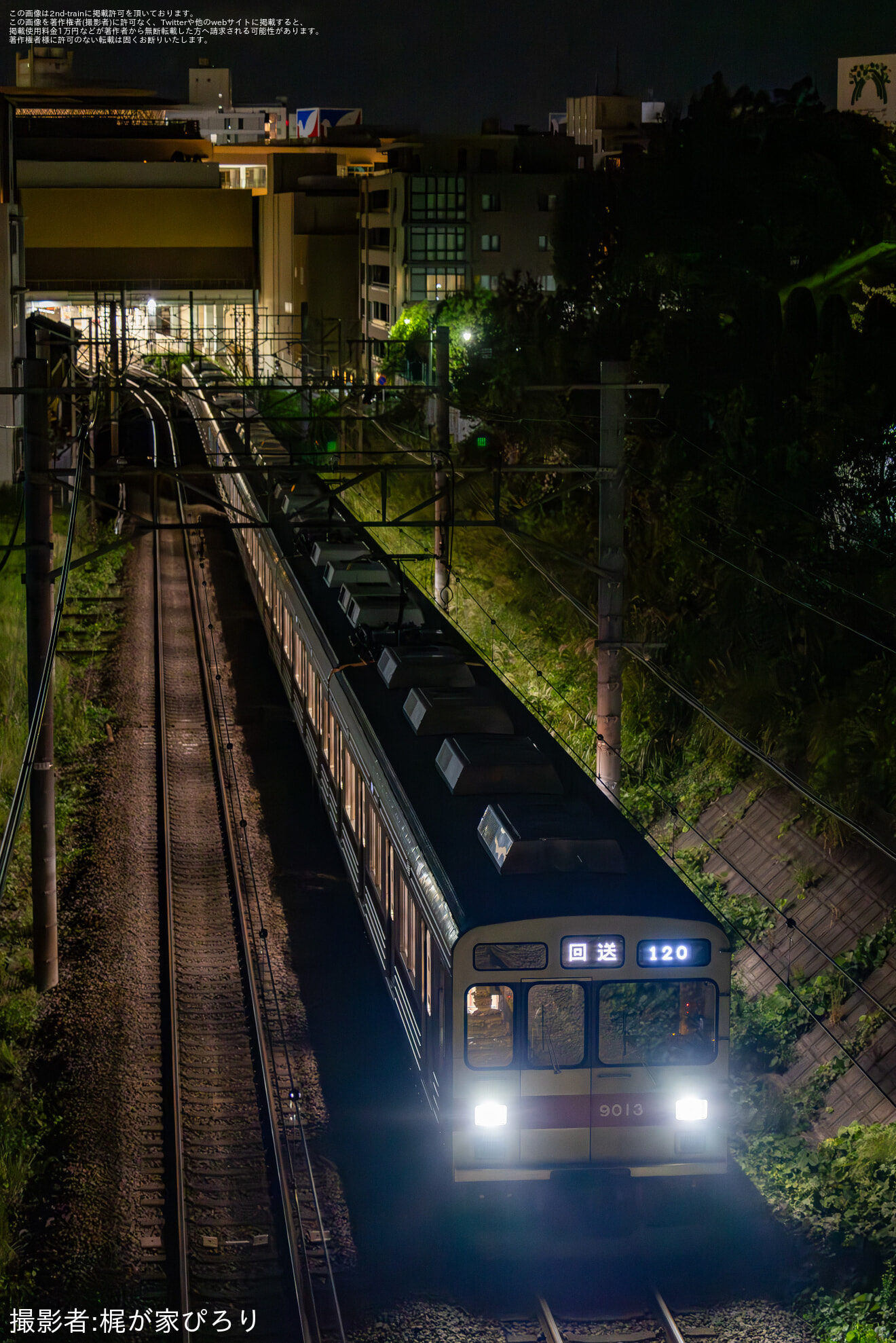 【メトロ】18000系18116Fの東急9000系9013F(赤帯)により回送の拡大写真