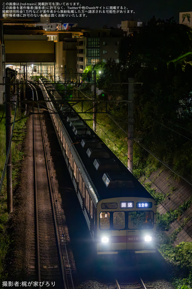 【メトロ】18000系18116Fの東急9000系9013F(赤帯)により回送を不明で撮影した写真