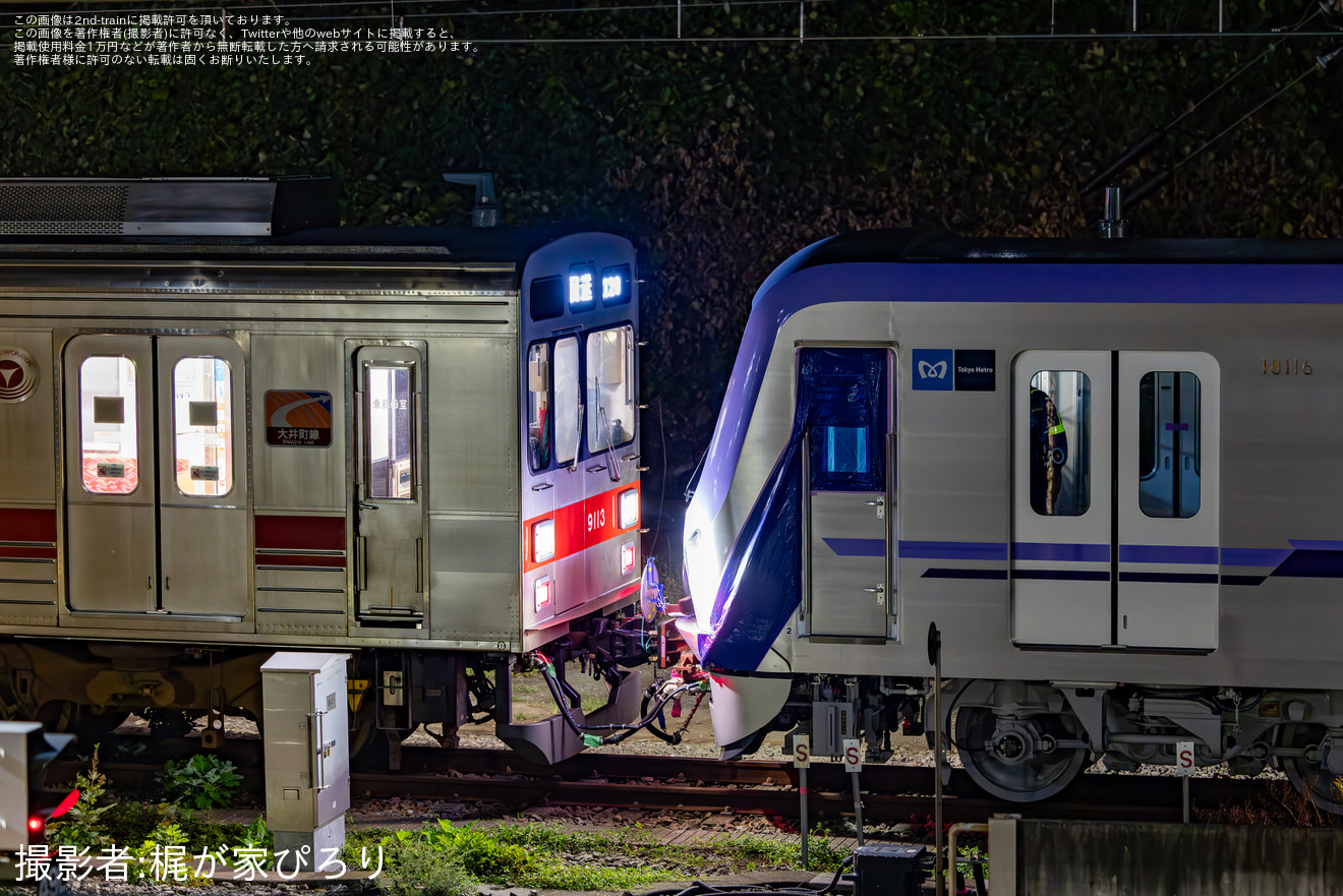 【メトロ】18000系18116Fの東急9000系9013F(赤帯)により回送の拡大写真