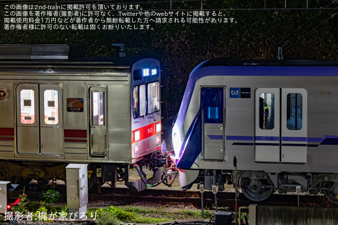 【メトロ】18000系18116Fの東急9000系9013F(赤帯)により回送