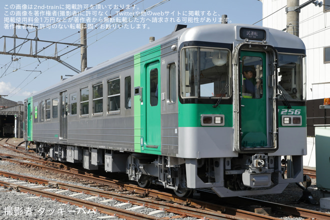 多度津工場で撮影された【JR四】1200形が全般検査を終えて多度津工場出場