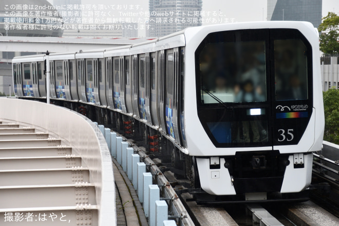 【ゆりかもめ】『新東京水上警察』ラッピングが掲出されるをお台場海浜公園駅で撮影した写真