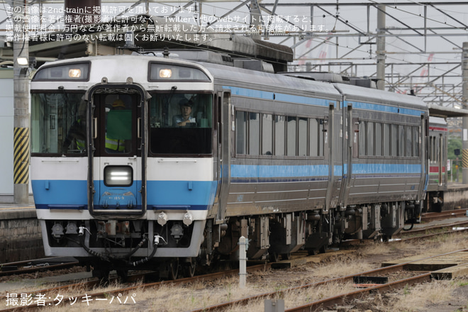 多度津駅で撮影された【JR四】キハ185系キハ185-9+キハ185-1017が多度津工場入場