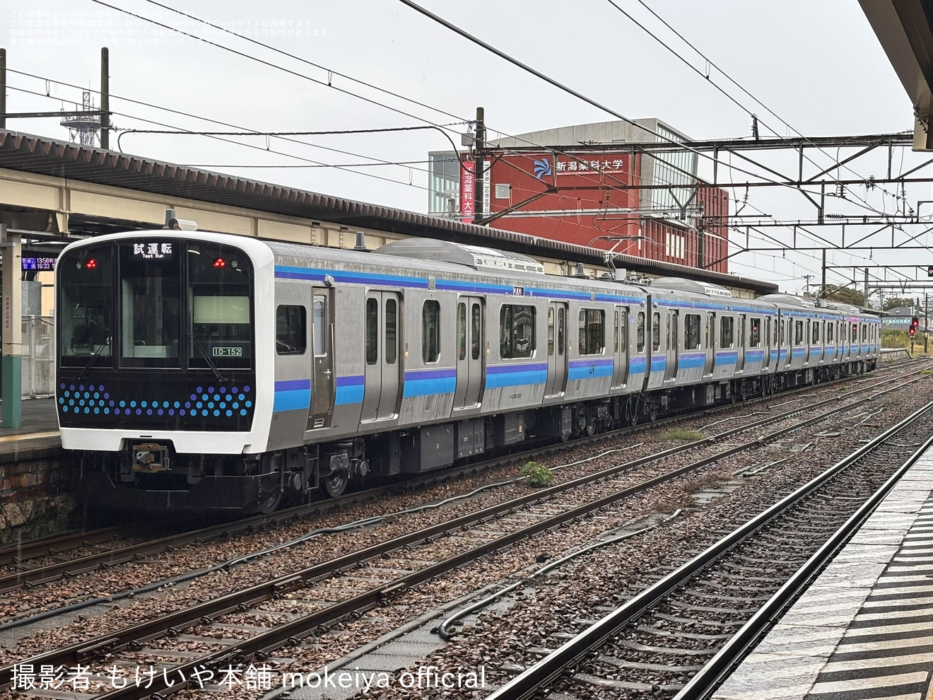 【JR東】仙石線のE131系800番台センN2編成がJ-TREC新津事業所を出場し試運転の拡大写真