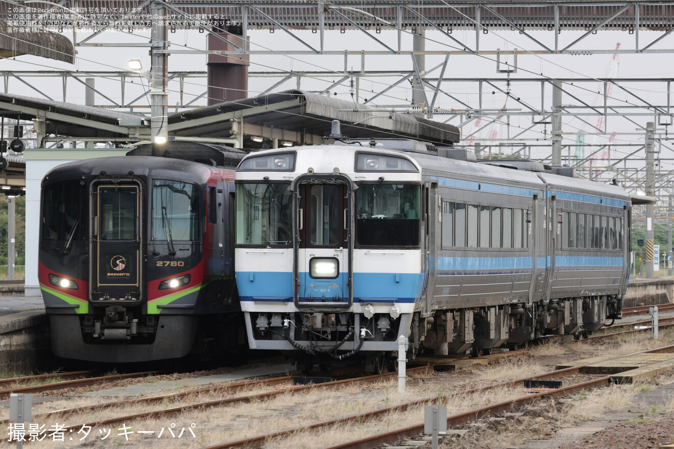 【JR四】キハ185系キハ185-9+キハ185-1017が多度津工場入場の拡大写真