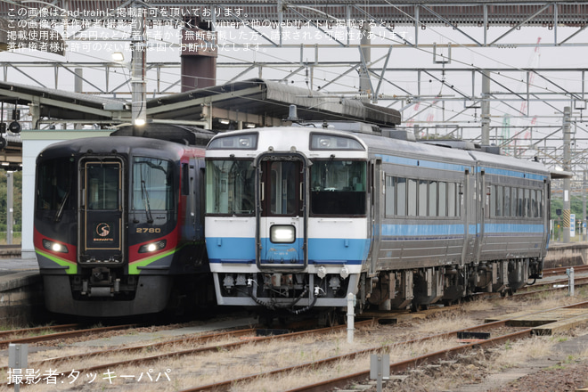 多度津駅で撮影された【JR四】キハ185系キハ185-9+キハ185-1017が多度津工場入場