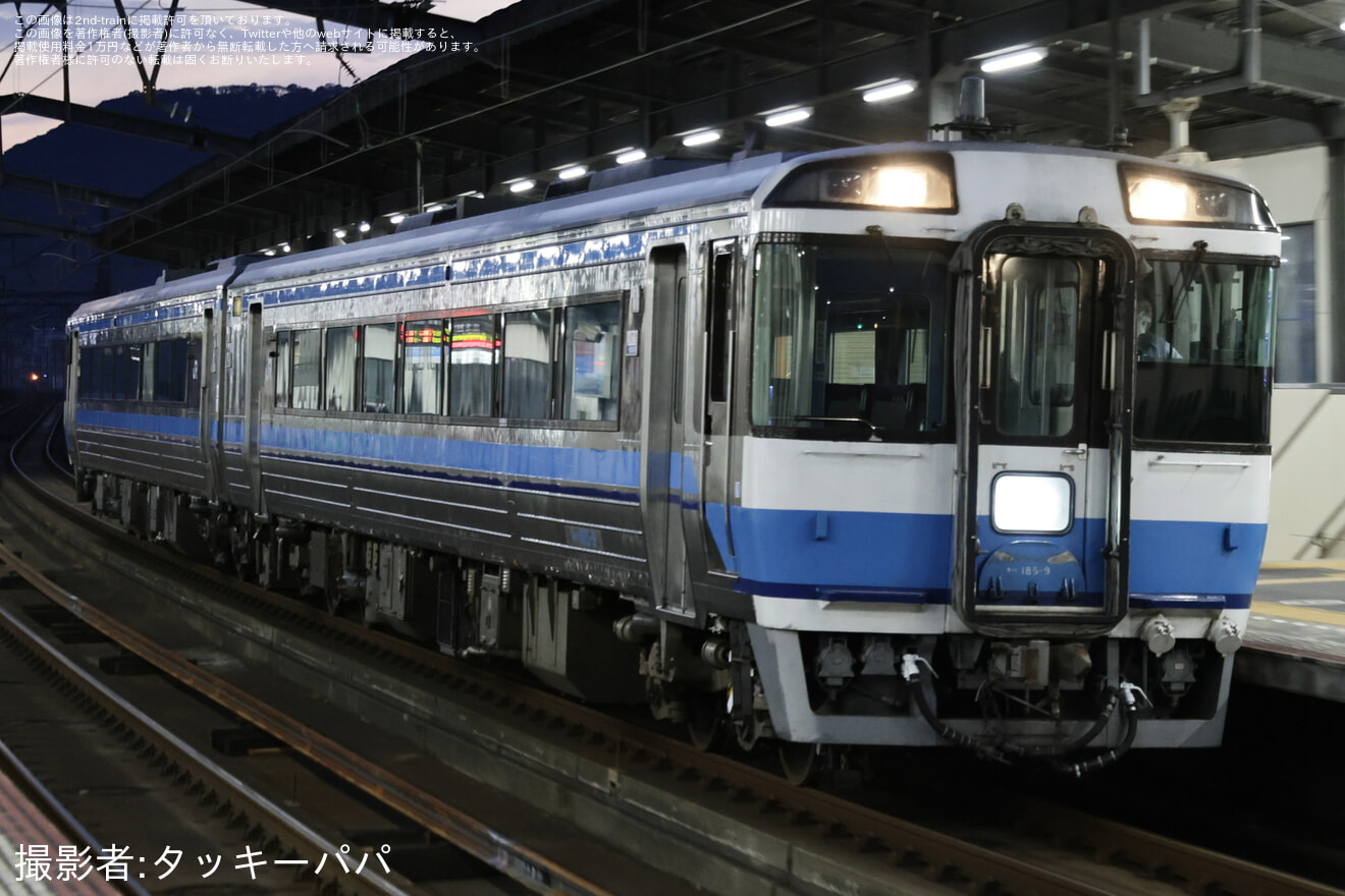 【JR四】キハ185系キハ185-9+キハ185-1017が多度津工場入場の拡大写真
