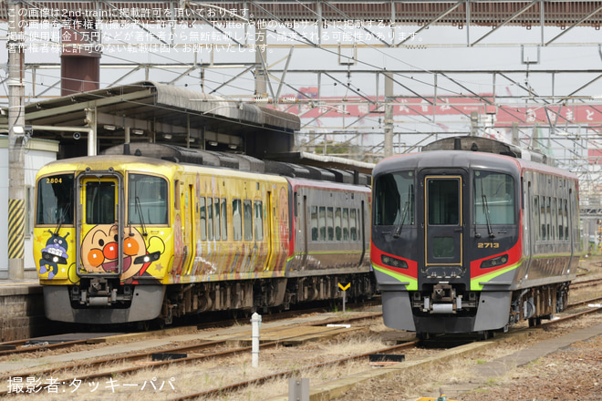 多度津駅で撮影された【JR四】2700系2713が検査を終えて多度津工場出場