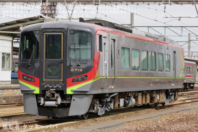 多度津駅で撮影された【JR四】2700系2713が検査を終えて多度津工場出場