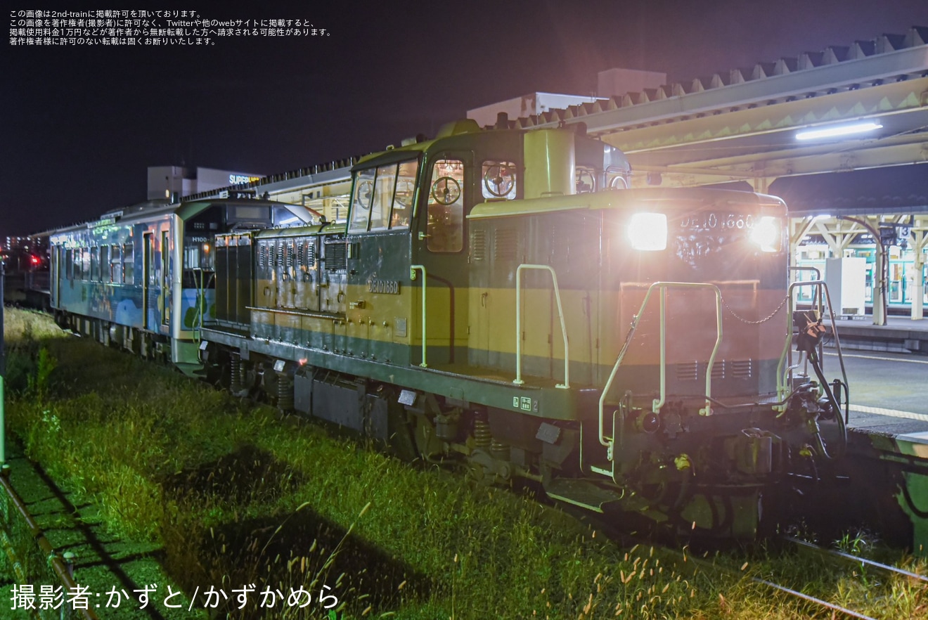 【JR北】H100-82「釧網線ラッピング車両」がDE10により救援回送の拡大写真