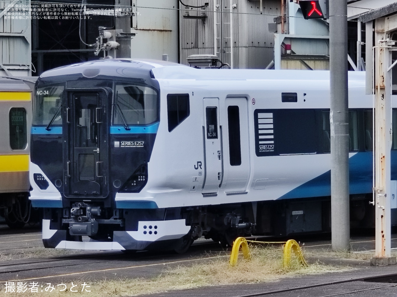 【JR東】E257系NC-34編成の前照灯のカバーが500番台と同じように見えるものに変えられるの拡大写真
