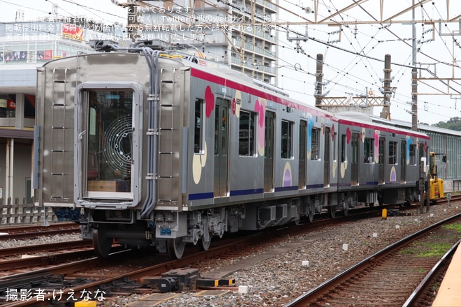 【京王】2000系第1編成(2701F)の 2651号車、2201号車が構内入換を若葉台駅で撮影した写真