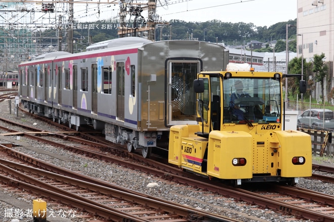 【京王】2000系第1編成(2701F)の 2651号車、2201号車が構内入換を若葉台駅で撮影した写真