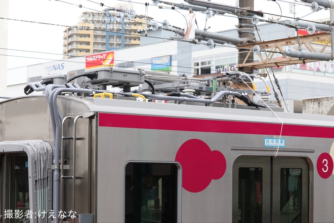 【京王】2000系第1編成(2701F)の 2651号車、2201号車が構内入換を若葉台駅で撮影した写真