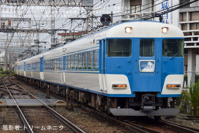 【近鉄】15200系・22600系による8両編成の団体臨時列車を五位堂駅で撮影した写真