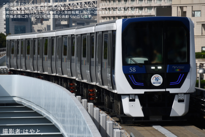 【ゆりかもめ】「ゆりかもめ開業30周年記念」ヘッドマーク付き車両が運行開始を東京国際クルーズターミナル駅で撮影した写真