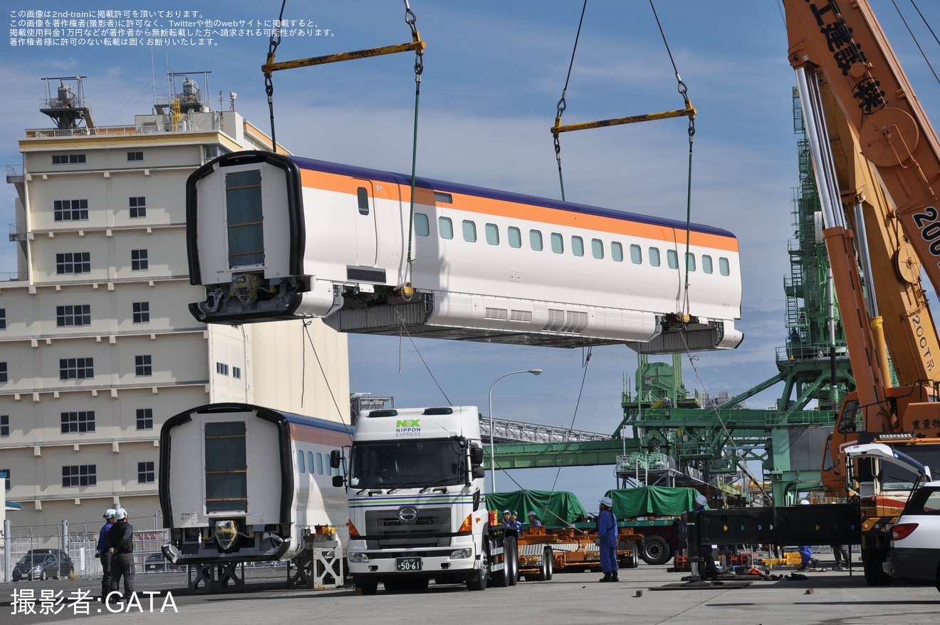 【JR東】E8系G15編成が仙台港へ陸揚げ済みな様子が目撃の拡大写真