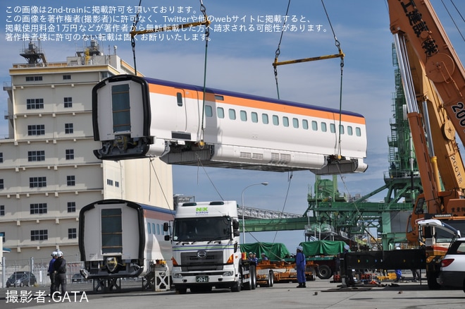 【JR東】E8系G15編成が仙台港へ陸揚げ済みな様子が目撃を不明で撮影した写真