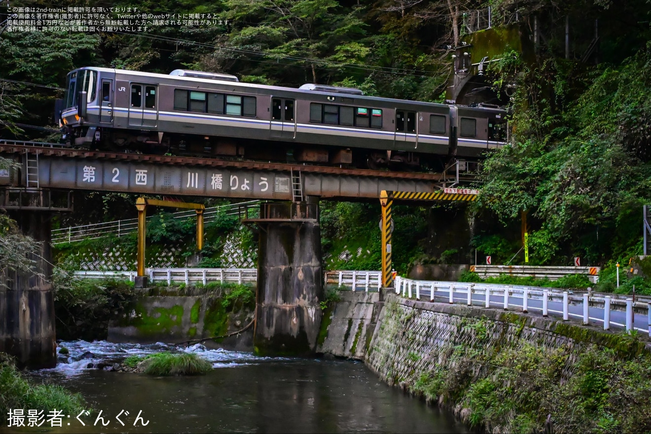 【JR西】223系V15編成が伯備線経由で後藤総合車両所本所へ入場回送の拡大写真