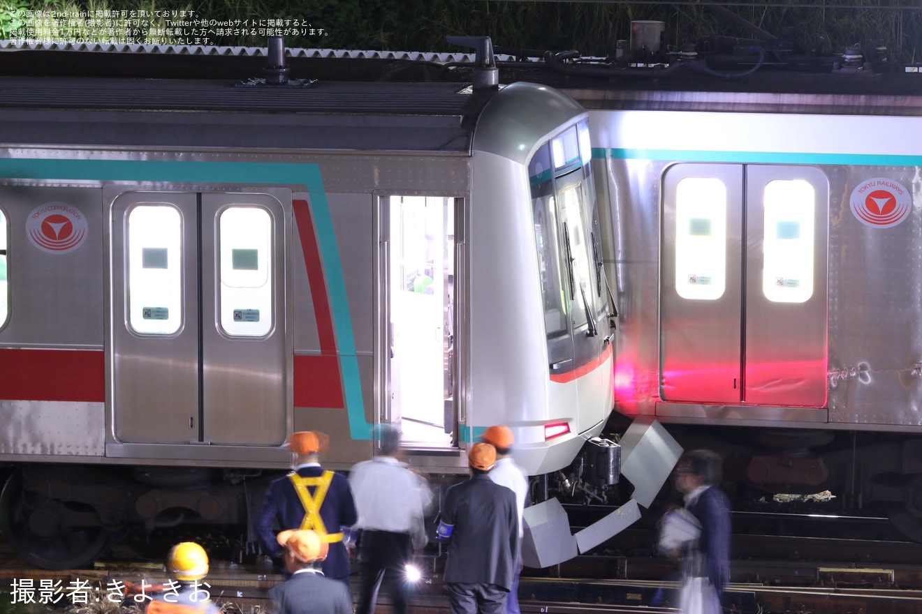 【東急】5000系5101Fと2020系2135Fが衝突・脱線の拡大写真