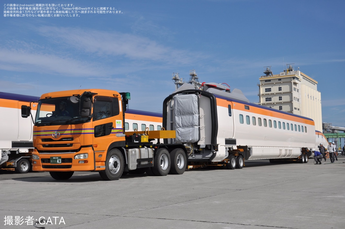 【JR東】E8系G15編成が仙台港へ陸揚げ済みな様子が目撃の拡大写真