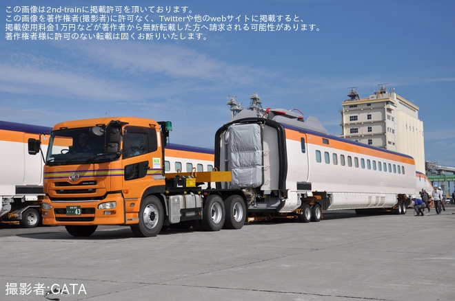 【JR東】E8系G15編成が仙台港へ陸揚げ済みな様子が目撃を不明で撮影した写真