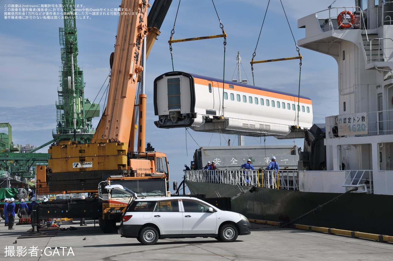 【JR東】E8系G15編成が仙台港へ陸揚げ済みな様子が目撃の拡大写真