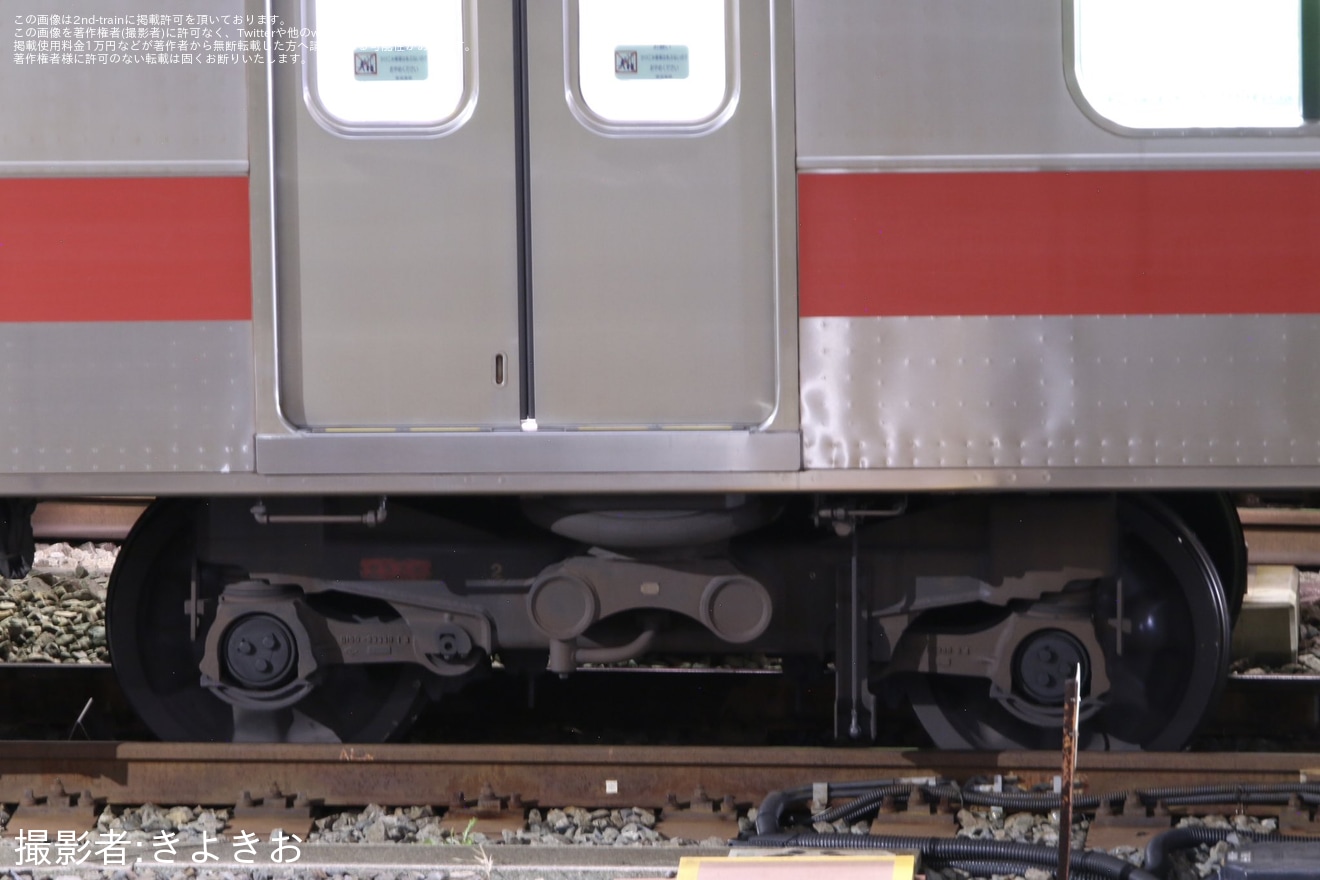【東急】5000系5101Fと2020系2135Fが衝突・脱線の拡大写真