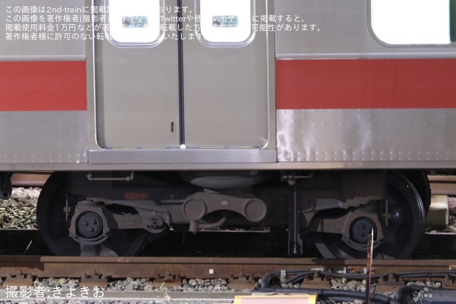梶ヶ谷駅付近で撮影された【東急】5000系5101Fと2020系2135Fが衝突・脱線