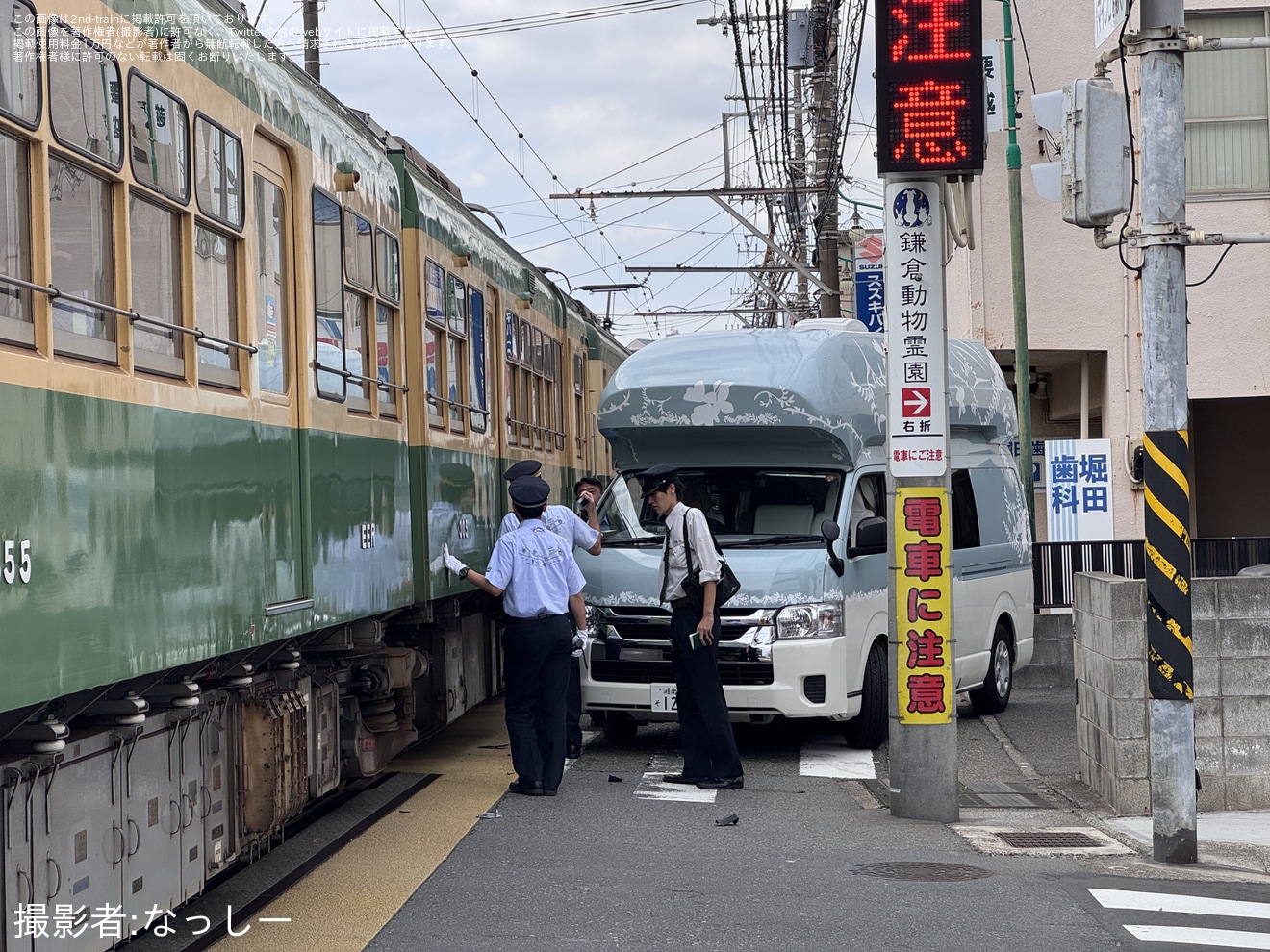 【江ノ電】300形305編成が車と接触事故の拡大写真