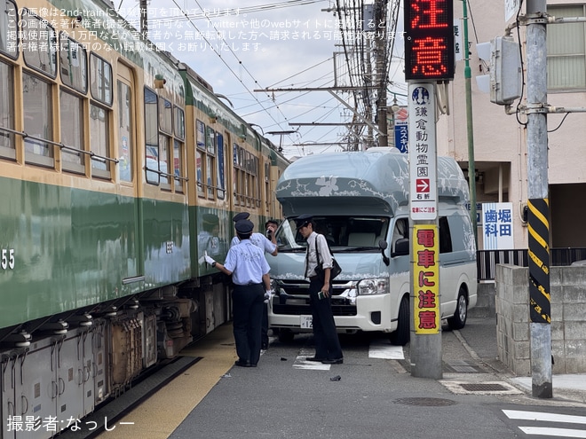 【江ノ電】300形305編成が車と接触事故