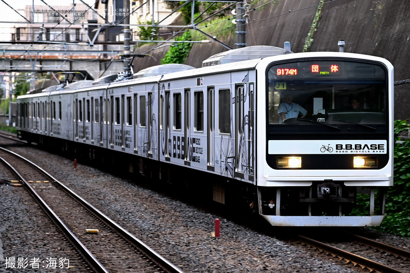 【JR東】209系2200番台マリJ1編成「B.B.BASE」を利用した団体臨時列車運転の拡大写真