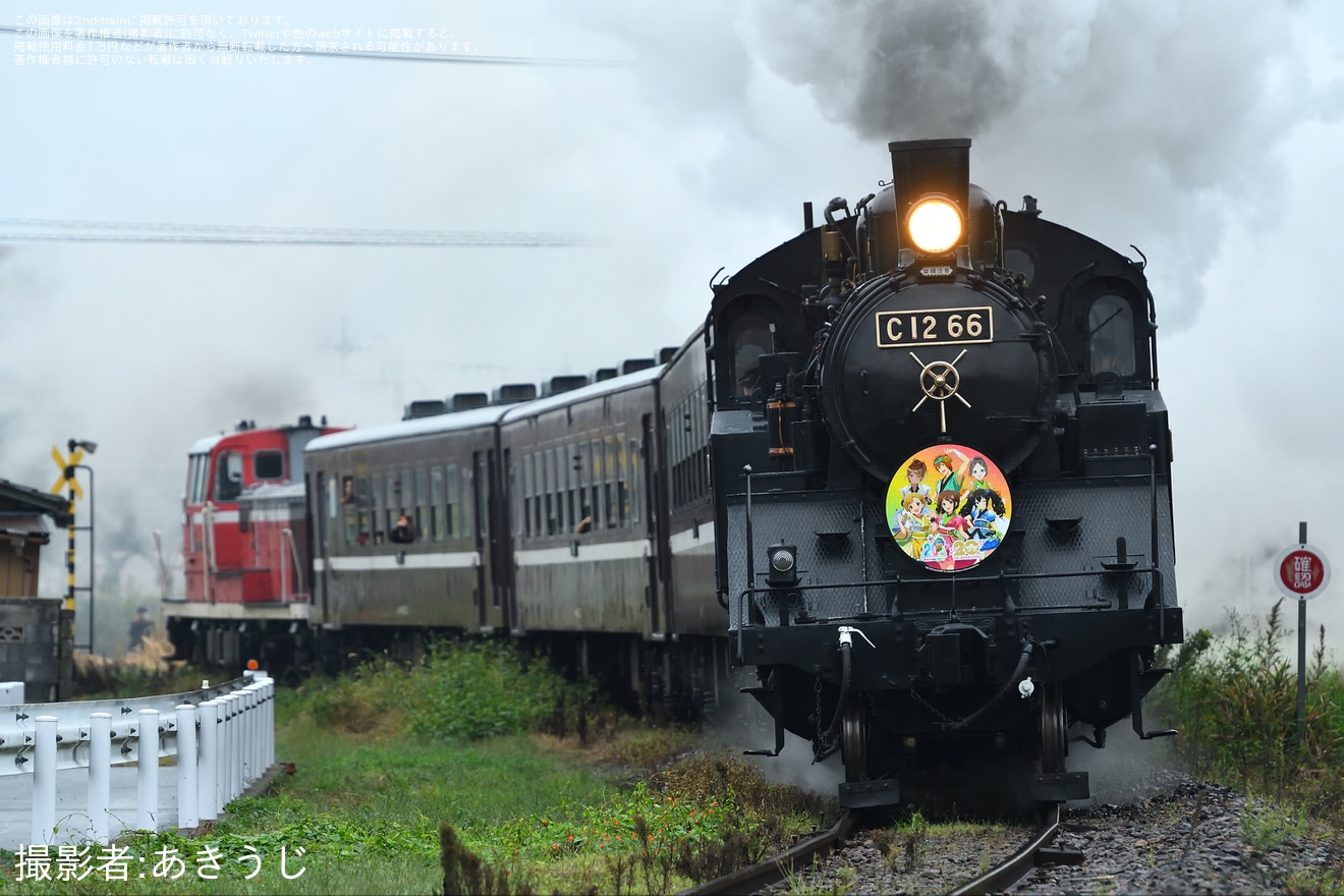 【真岡】SLもおか「アイドルマスターコラボ」ヘッドマークを取り付けて運転(2025年)の拡大写真