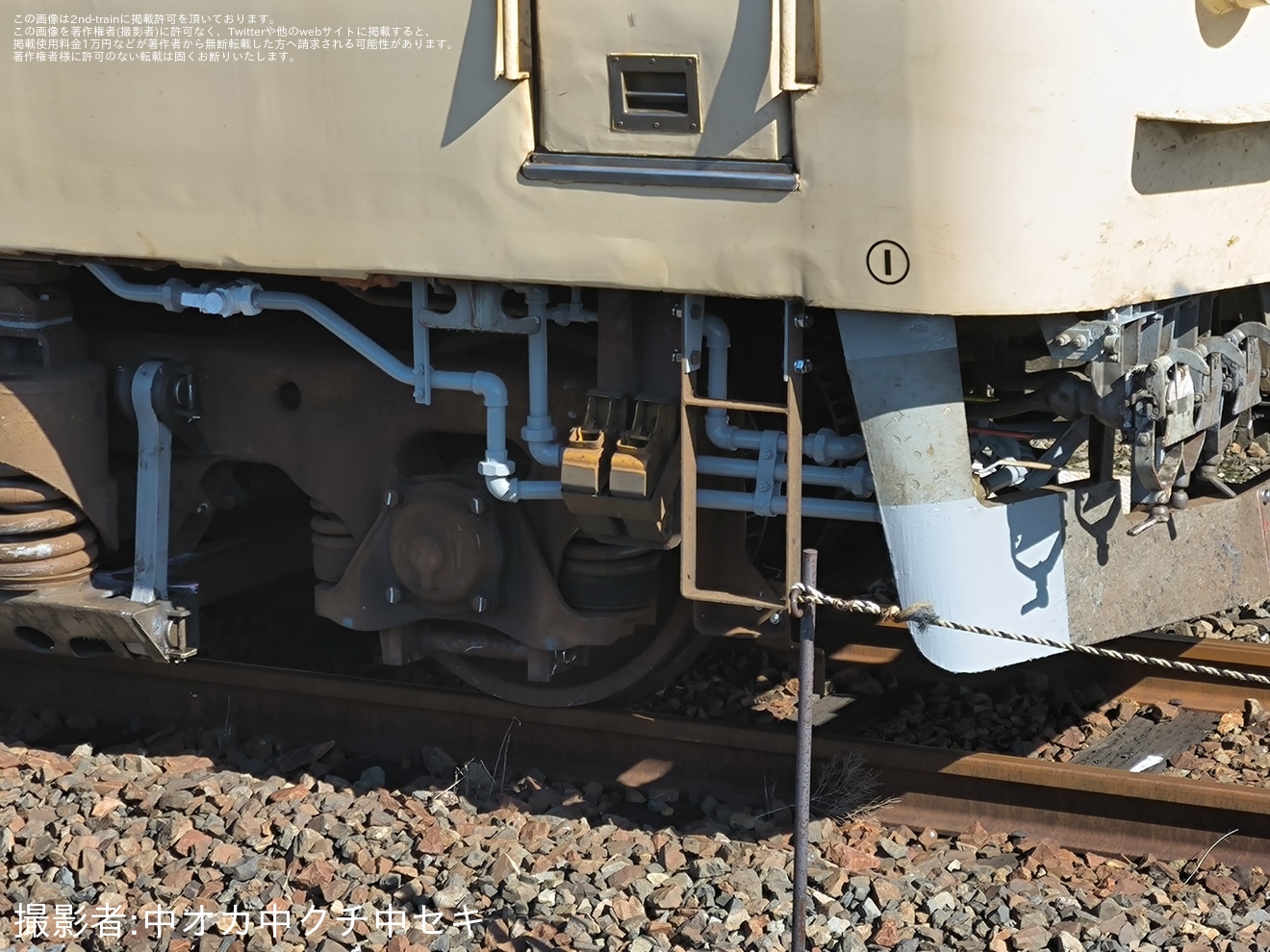 【JR西】115系N-04編成(瀬戸内色)が踏切事故後の修繕を終えて構内試運転の拡大写真