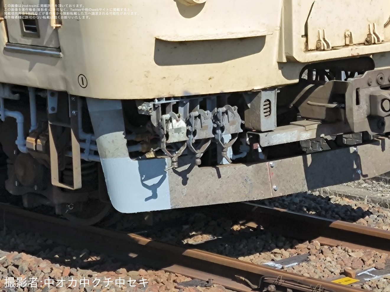 【JR西】115系N-04編成(瀬戸内色)が踏切事故後の修繕を終えて構内試運転の拡大写真