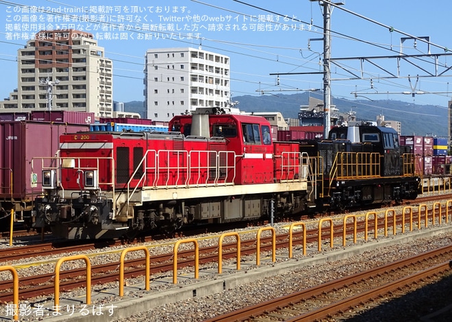 【JR九】鹿児島所属となるDD200-703甲種輸送を鷹取駅で撮影した写真