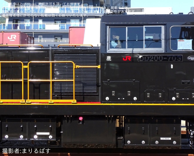 【JR九】鹿児島所属となるDD200-703甲種輸送を鷹取駅で撮影した写真