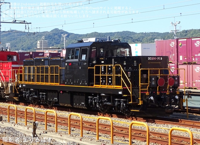 【JR九】鹿児島所属となるDD200-703甲種輸送を鷹取駅で撮影した写真