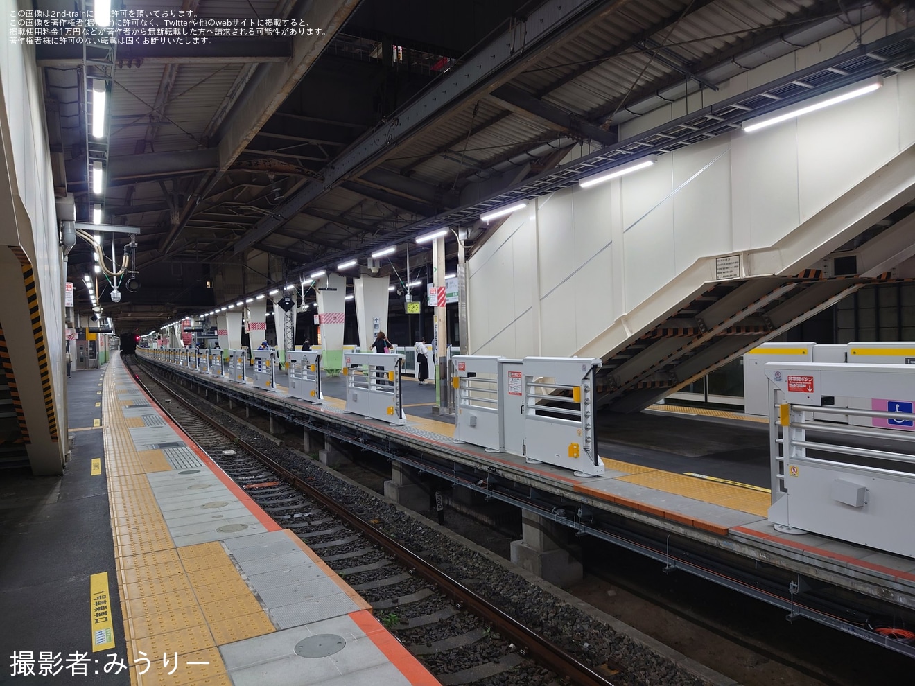 【JR東】西船橋駅の2番線にホームドアが設置の拡大写真