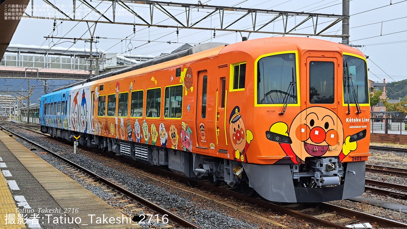 【JR四】2600系X2編成(2602-2652)高徳線アンパンマン列車の姿となり多度津工場を出場の拡大写真