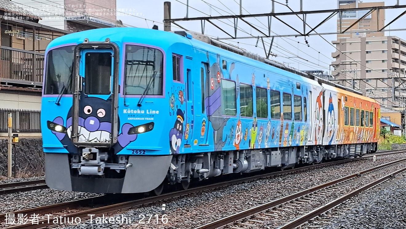 【JR四】2600系X2編成(2602-2652)高徳線アンパンマン列車の姿となり多度津工場を出場の拡大写真