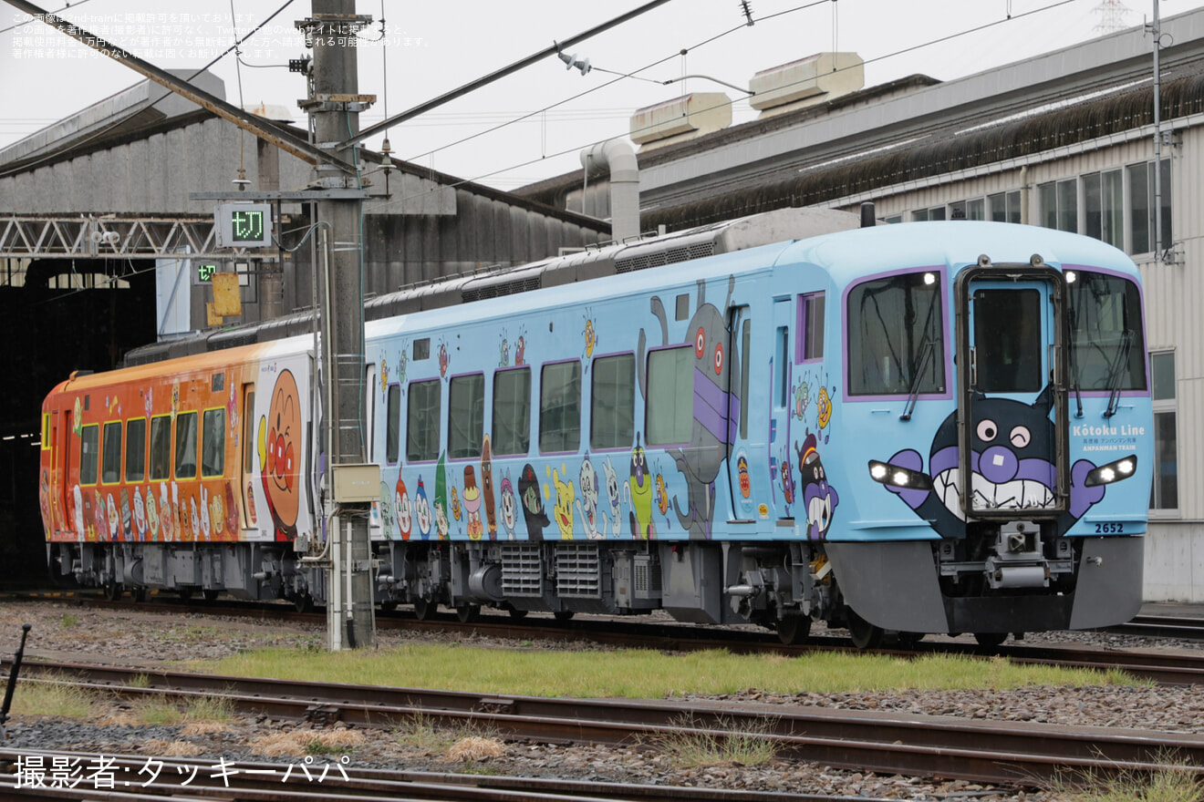 【JR四】2600系X2編成(2602-2652)高徳線アンパンマン列車の姿となり多度津工場を出場の拡大写真