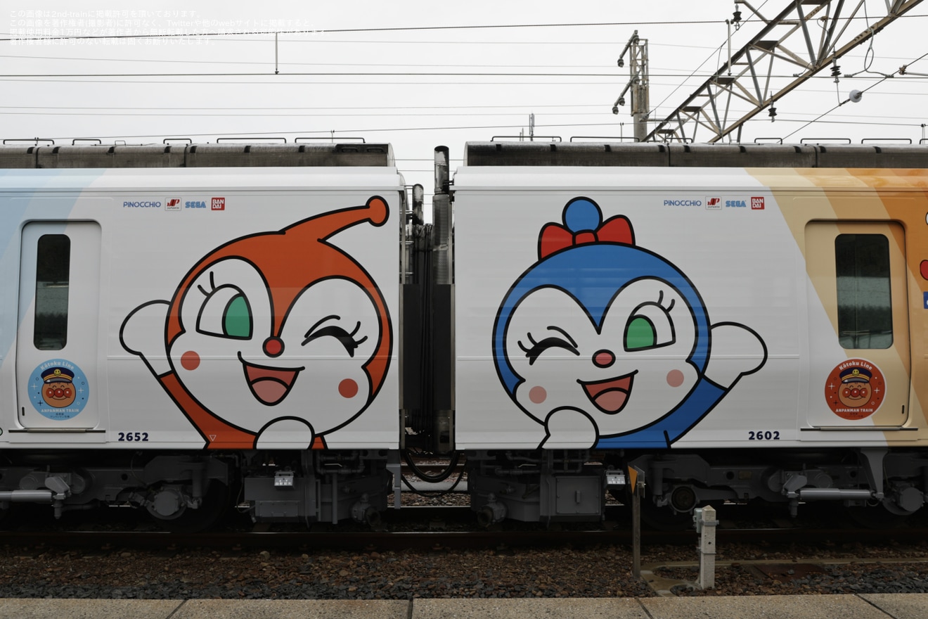 【JR四】2600系X2編成(2602-2652)高徳線アンパンマン列車の姿となり多度津工場を出場の拡大写真