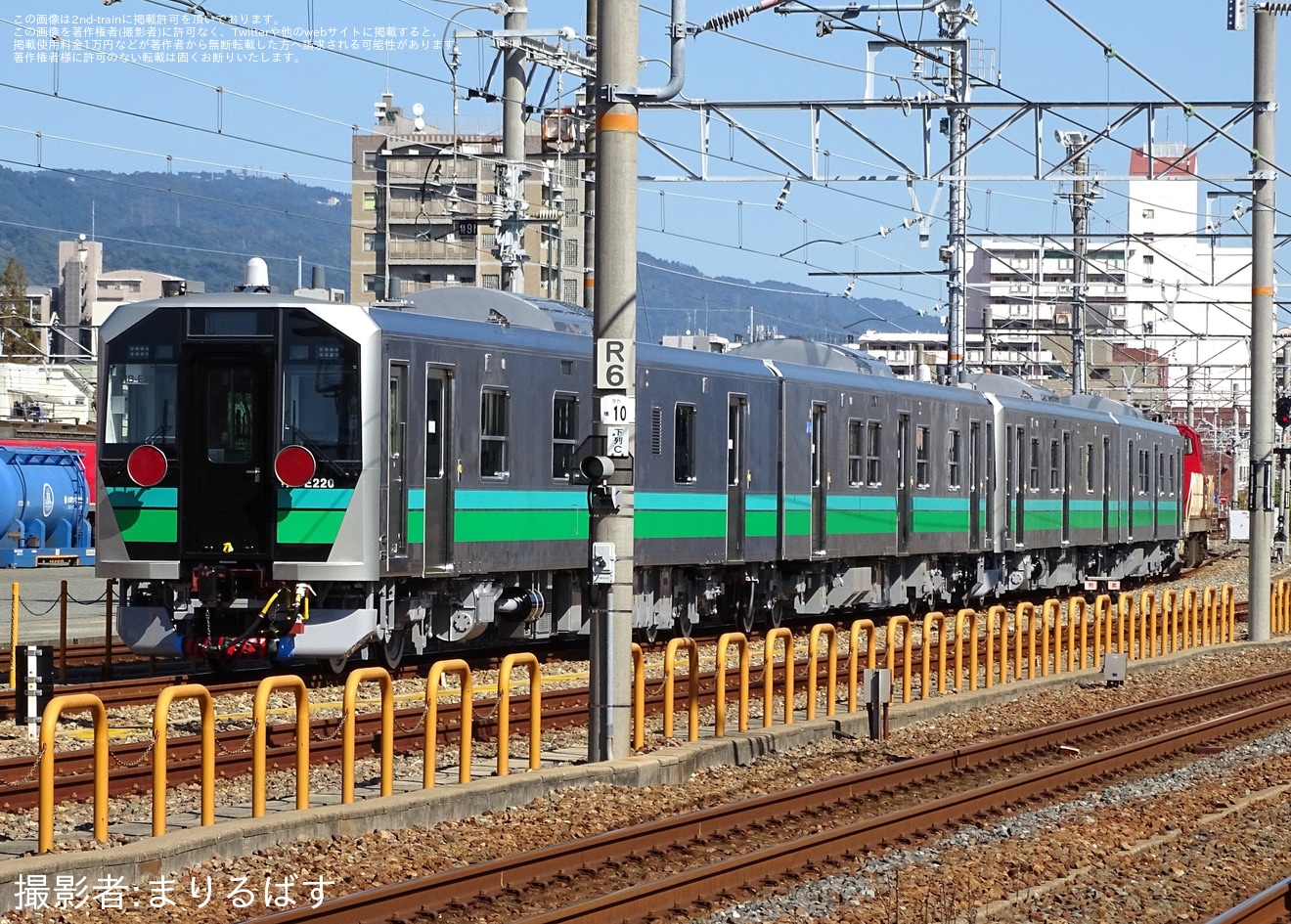 【JR東】HB-E220系(HB-E221/222-8・HB-E221/222-9)川崎車両出場甲種輸送の拡大写真