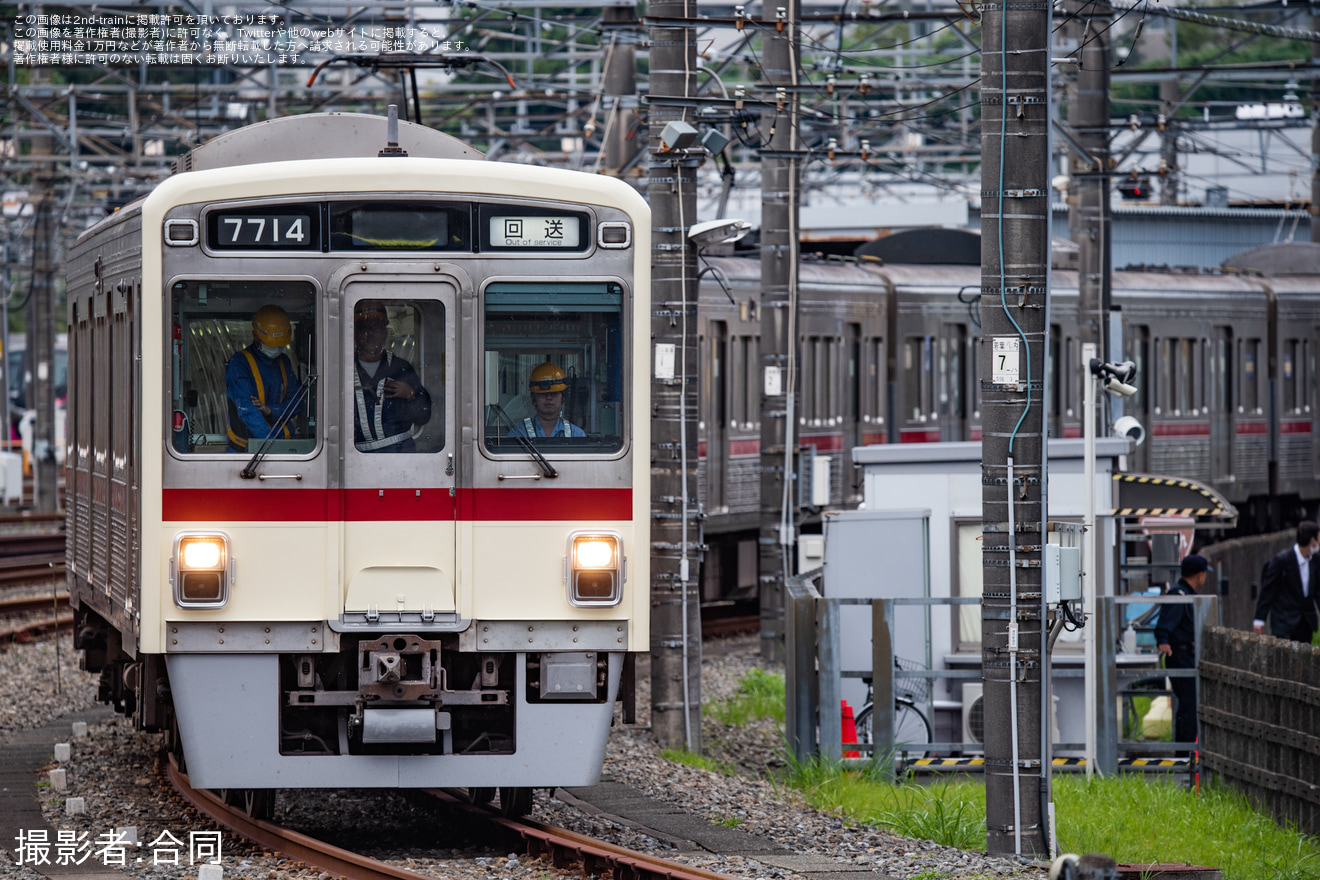 【京王】7000系7728Fが復刻された姿での構内入換の拡大写真