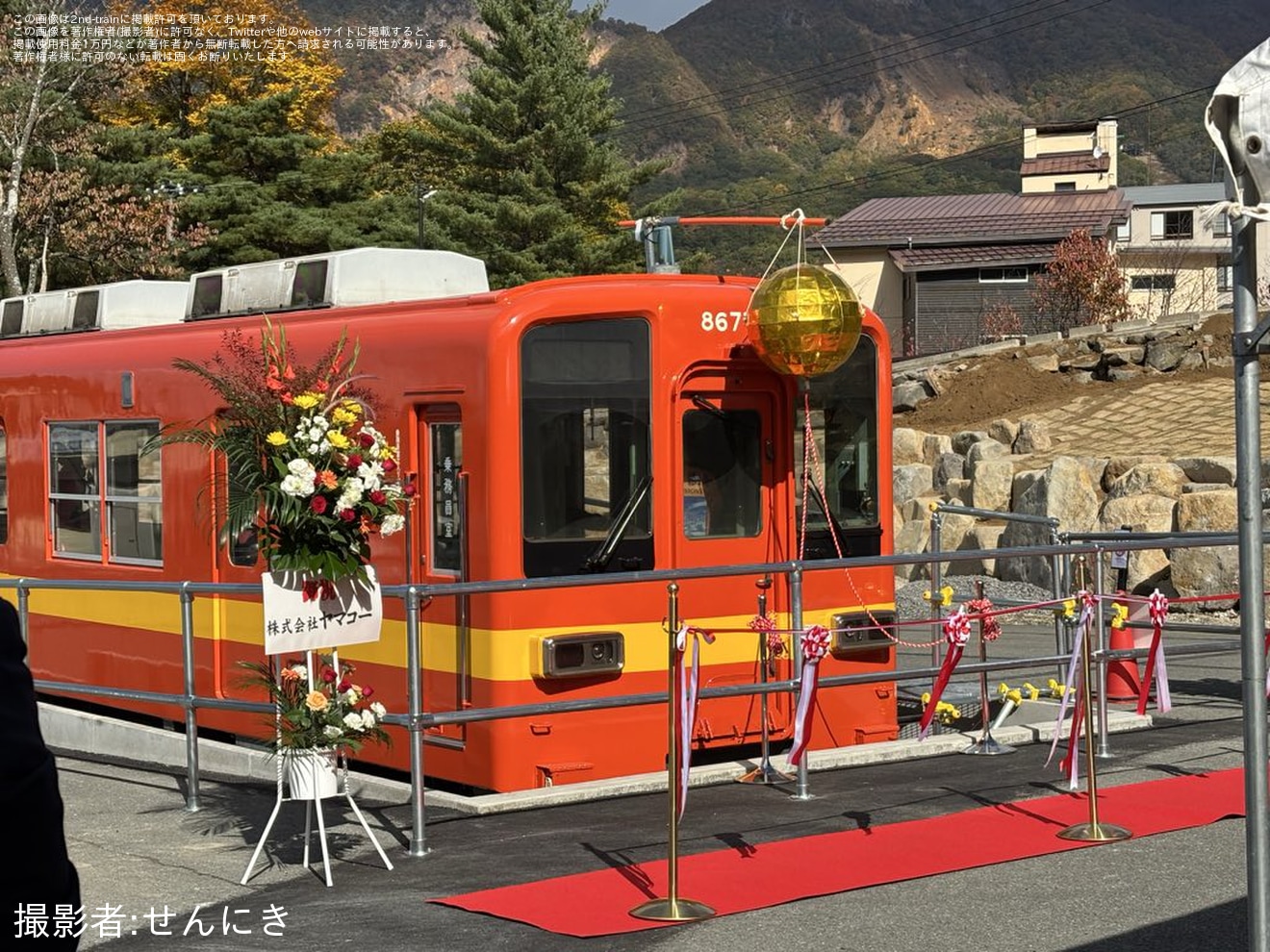 【東武】東武鉄道8000系8577Fを蔵王ロープウェイ蔵王山麓駅に展示の拡大写真