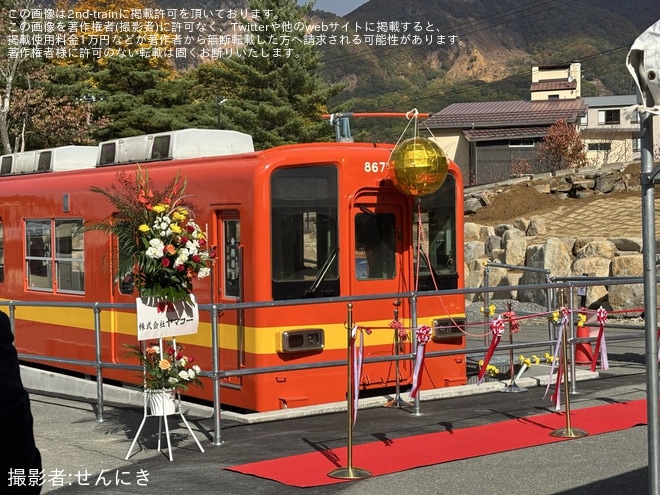 【東武】東武鉄道8000系8577Fを蔵王ロープウェイ蔵王山麓駅に展示を不明で撮影した写真
