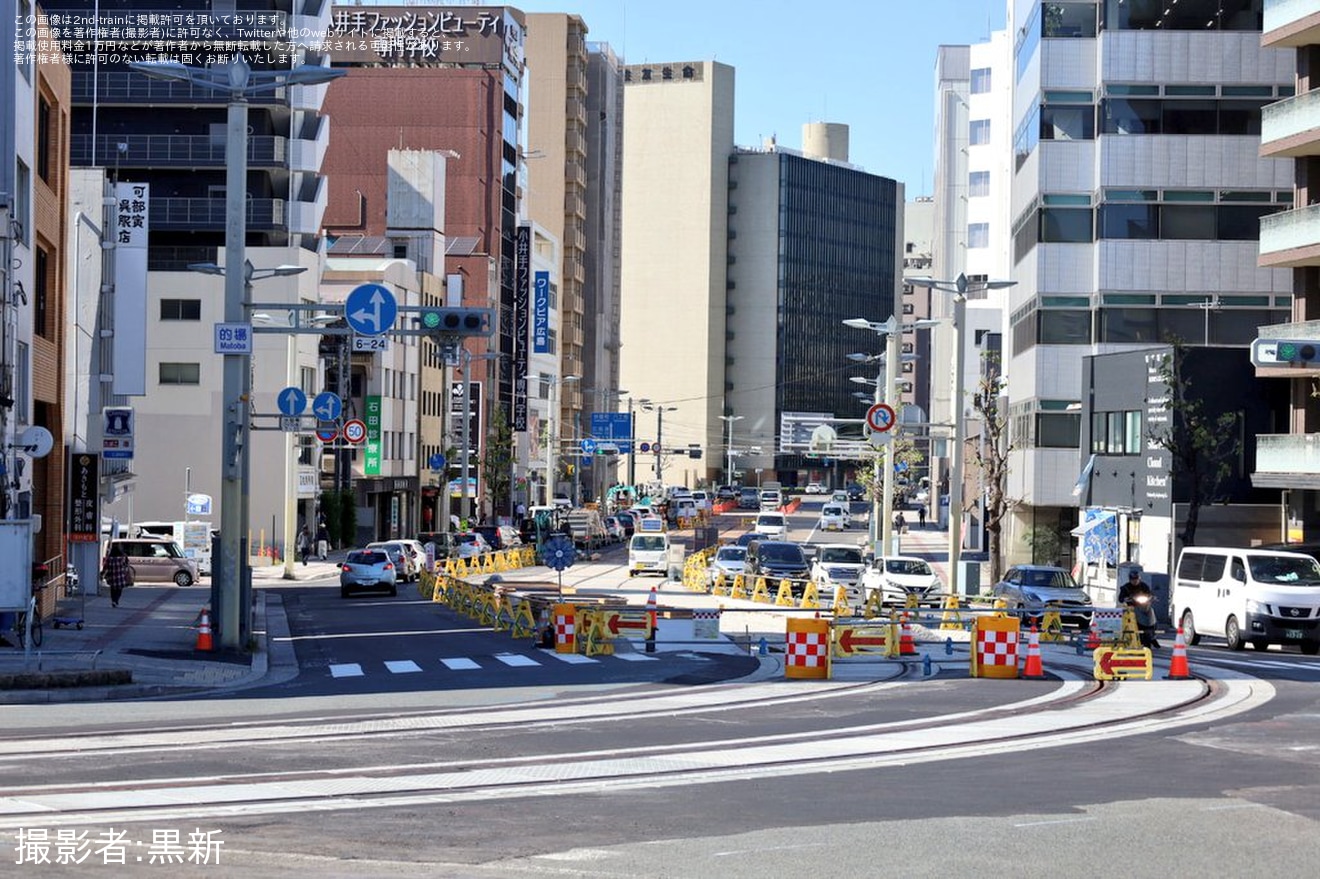 【広電】的場町電停付近の工事が進行中の拡大写真